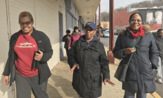 Deborah Nix, de Washington DC, a la izquierda, ayuda a dirigir una caminata con los Institutos Nacionales de la Salud.  