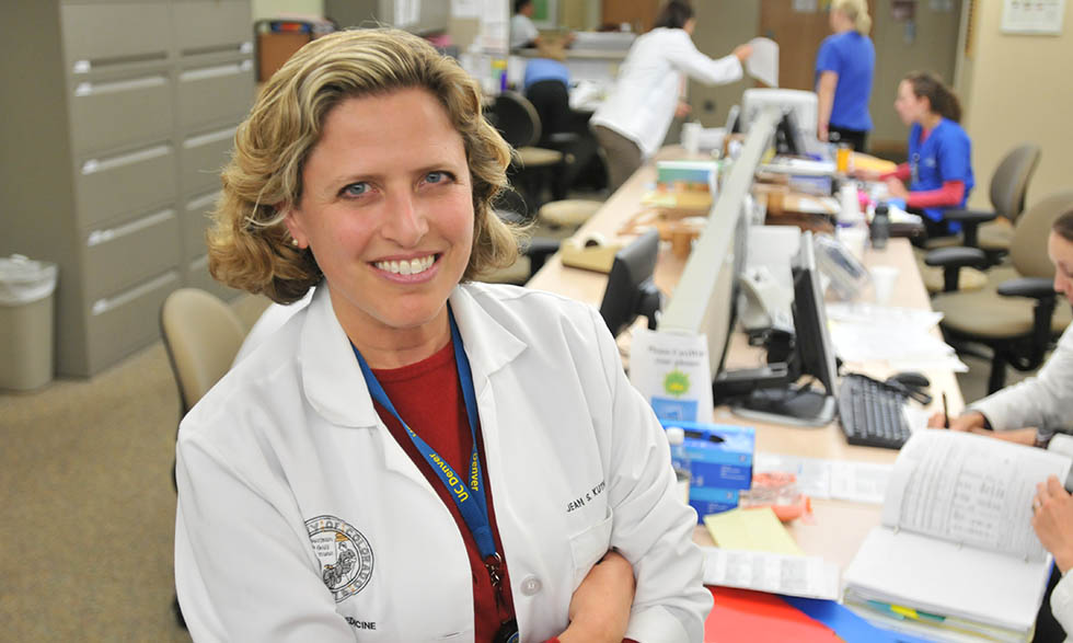 La Dra. Jean Kutner, investigadora en cuidados paliativos, en su laboratorio de la Universidad de Colorado. 
