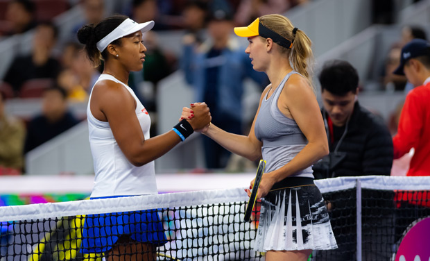 Wozniacki, a la derecha, se da la mano con Naomi Osaka al final de un partido en el Abierto de China de 2019.