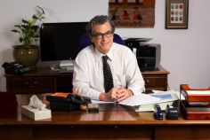 Dr. Eliseo J. Pérez-Stable, Director del NIMHD.