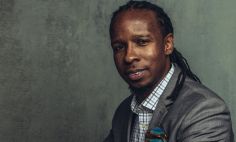 El Dr. Ibram X. Kendi saluda a un joven admirador en una librería. 