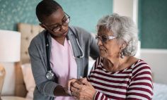 La mayoría de las personas comienzan a experimentar síntomas alrededor de los 70 años.