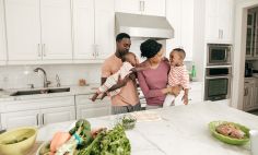 La enseñanza impartida a los padres para reconocer y responder a las indicaciones del bebé puede ayudar a promover el crecimiento saludable