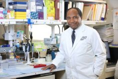 El Dr. Griffin P. Rodgers, Director del NIDDK, es un destacado investigador en el tratamiento de la enfermedad de células falciformes. 