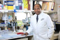 El Dr. Griffin P. Rodgers, Director del NIDDK, es un destacado investigador en el tratamiento de la enfermedad de células falciformes.