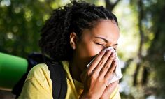 Pollen allergy symptoms include coughing，sneezing，a runny or stuffy nose，and itchy，watery eyes。  