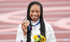 Allyson Felix después de ganar la medalla de bronce en la carrera de 400 metros en Tokio.