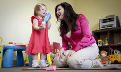 Karen Pierce, Ph.D., juega con un niño pequeño remitido a su programa por un pediatra local.