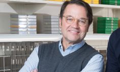 El Dr. John Tisdale ayuda a dirigir la investigación sobre la anemia de células falciformes en el Centro Clínico. 