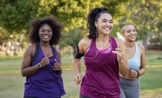 En las mujeres con cáncer de seno de alto riesgo, la actividad física se ha relacionado con una mayor supervivencia y un menor riesgo de que el cáncer reaparezca.  