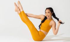 Muchos de los videos de ejercicios populares de Cassey Ho incluyen demostraciones de posiciones de yoga.