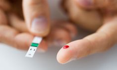Un pinchazo en el dedo se usa para medir la glucosa en la sangre.  