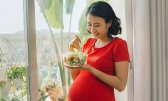 Women can reduce the risk of pregnancy complications by following a healthy diet.