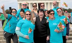 Kathy Bates se une a otros defensores del linfedema en los escalones del Monumento a Lincoln en Washington, D.C.