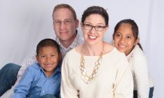 Jeff Long con su hijo, Noah, su esposa, Deb y su hija, Gabi. 