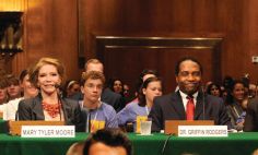 Mary Tyler Moore y el Dr. Griffin Rodgers, abogan por la financiación de la investigación sobre la diabetes tipo 1 ante un panel del Congreso en el Capitolio en 2009. 