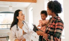 El proveedor de atención de salud de su niño puede examinarlo para determinar si tiene una infección del oído y recetarle antibióticos para tratarla. 