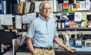 En su cargo de Director del NIA, el Dr. Richard J. Hodes supervisa la investigación sobre todos los aspectos del envejecimiento, tanto biológicos como clínicos, conductuales y sociales.  