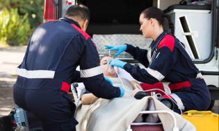 Una mejor capacitación de los socorristas de emergencias médicas puede aumentar la tasa de supervivencia de los pacientes con lesiones graves de cabeza. 