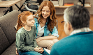 Enseñarles a los padres mejores maneras de apoyar a sus hijos con trastornos de ansiedad podría ser tan útil como tratar a los niños. 