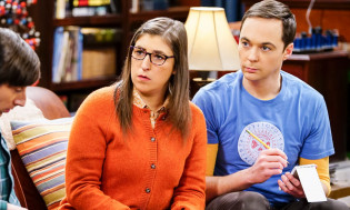 Mayim Bialik y Jim Parsons en el set del programa La teoría del Big Bang. 