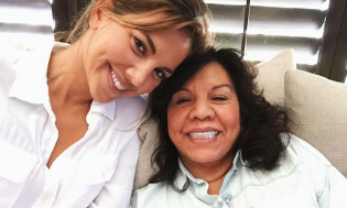 Liz Hernández, a la izquierda, con su madre. 