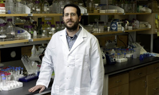 En el laboratorio del investigador Jason McLellan, Ph.D., que cuenta con el apoyo de los Institutos Nacionales de Salud, y cuyo trabajo en la Universidad de Texas-Austin contribuyó al desarrollo de la vacuna COVID-19. 