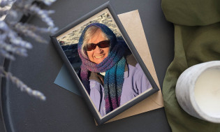 Joan Manny sufrió durante años hasta que le diagnosticaron el síndrome de Sjögren, hoy apoya a otros con la enfermedad. 