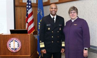 El Director General de Servicios de Salud, vicealmirante Jerome M. Adams, M.D., M.P.H., se reúne con la directora de la Biblioteca Nacional de Medicina, Patricia Flatley Brennan, R.N., Ph.D., en los Institutos Nacionales de la Salud. 