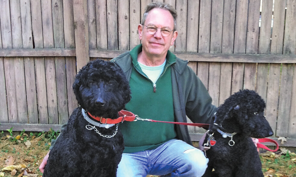 Mark Vail, con sus perros Lucy y Henry en la foto, ha reavivado su antiguo talento como maestro alfarero. 