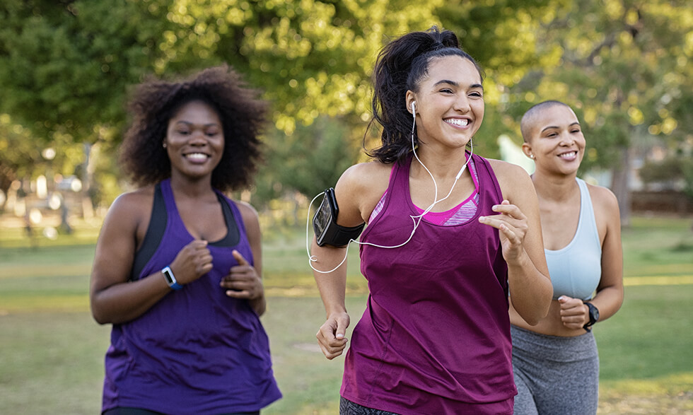 En las mujeres con cáncer de seno de alto riesgo, la actividad física se ha relacionado con una mayor supervivencia y un menor riesgo de que el cáncer reaparezca.  