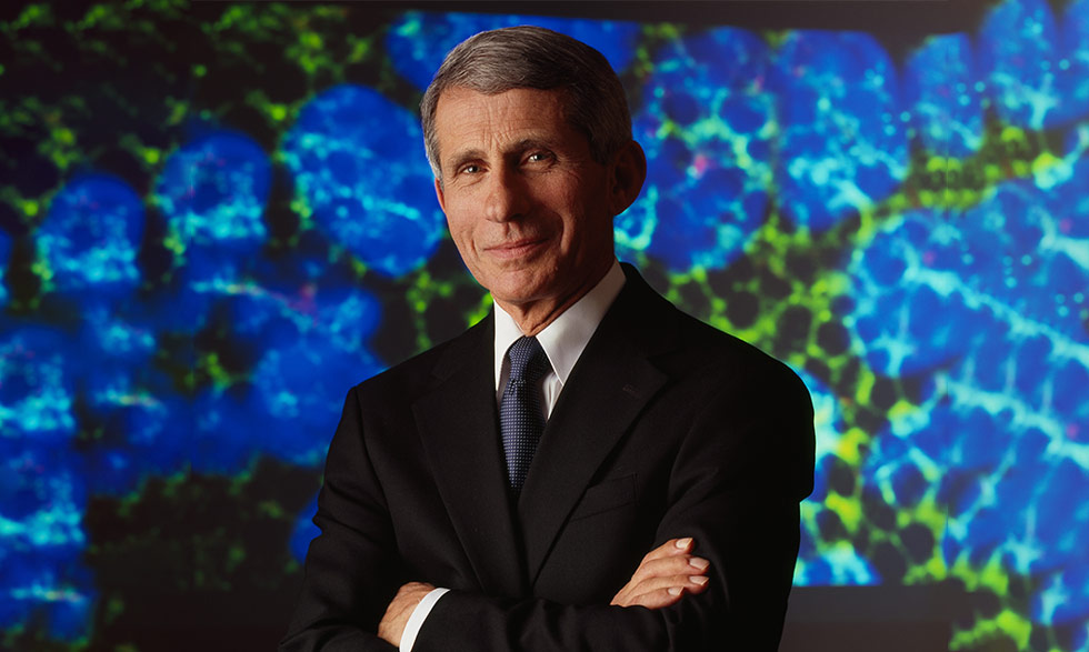 El Dr. Anthony Fauci fue promovido a director del Instituto Nacional de Alergias y Enfermedades Infecciosas en 1984. 