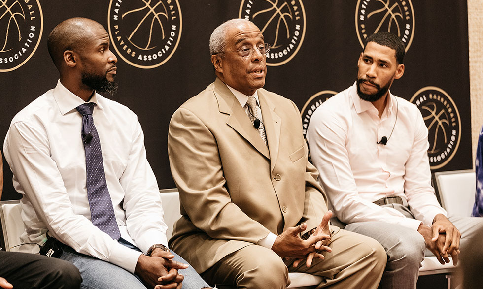 Dr. William Parham (centro) fue nombrado recientemente como primer director de salud mental y bienestar de la Asociación Nacional de Jugadores de Baloncesto. En la foto aparece también Keyon Dooling y Garrett Temple. 