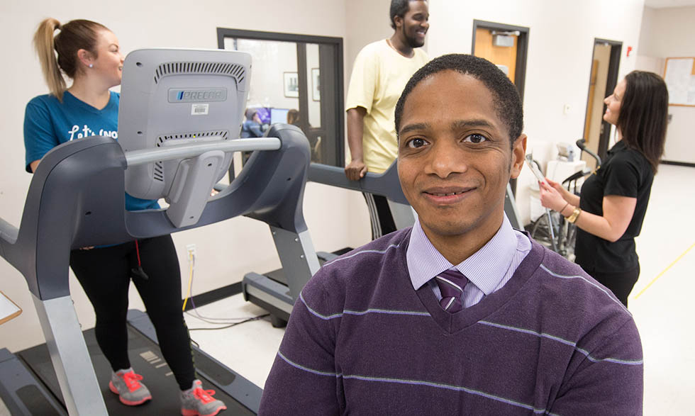 El Dr. Damon Swift, con pacientes en la foto, estudia la actividad física y el control del peso. 