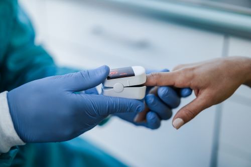 Un equipo de la Universidad Johns Hopkins desarrolló el oxímetro de pulso EquinOx para ayudar a corregir los sesgos del tono de la piel en las lecturas de oxígeno en la sangre. 