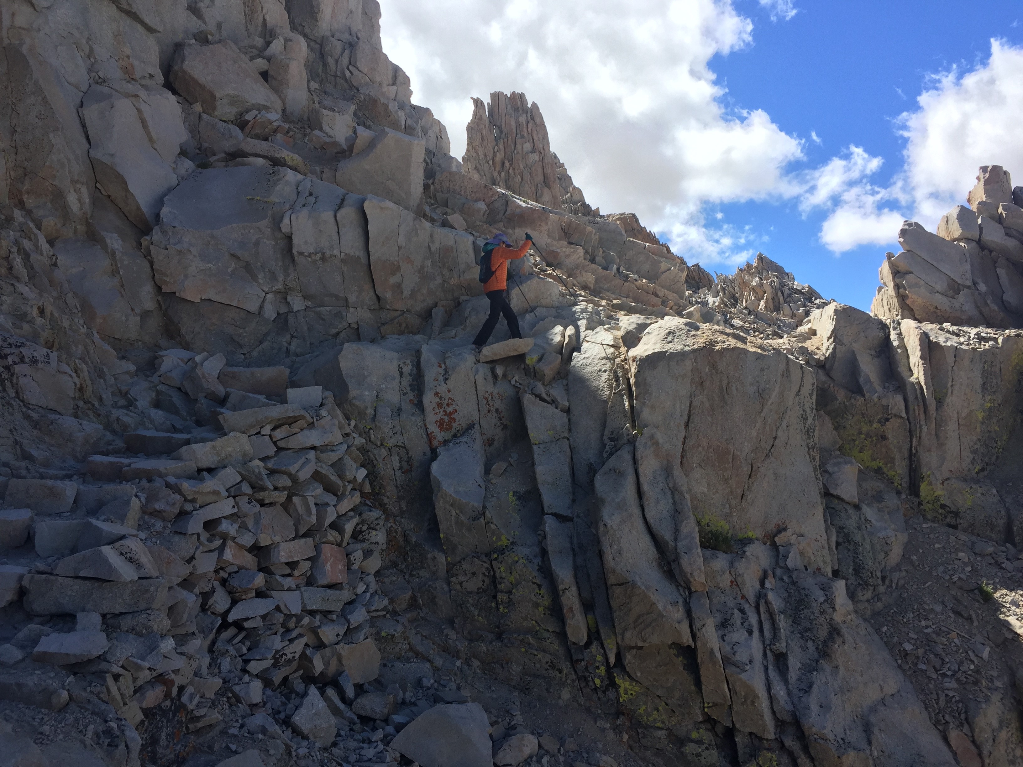 La Dra. Lindsey A. Criswell, Directora del NIAMS, sube al Pico  Whitney en las montañas de la Sierra Nevada, California.