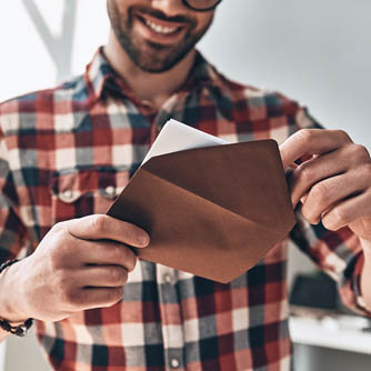 un hombre recibe una tarjeta de felicitación